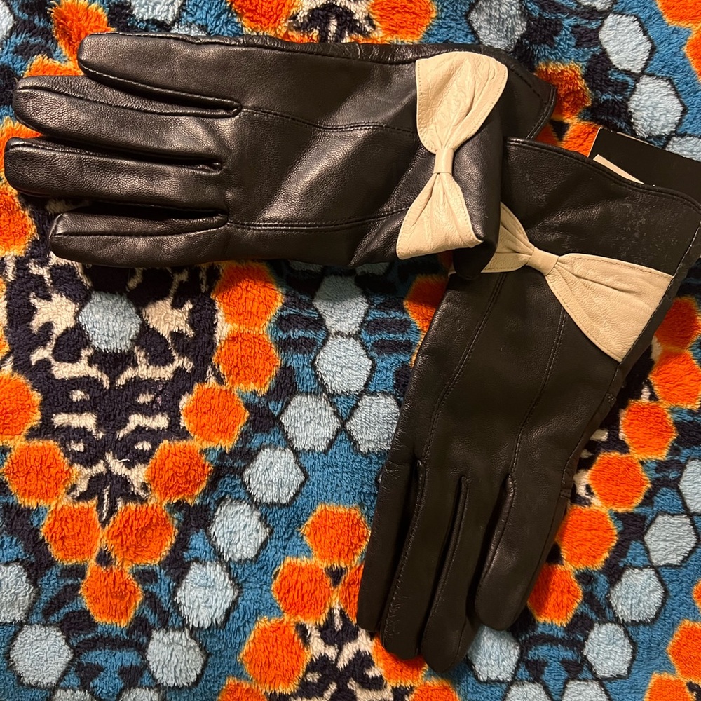 Women’s Black leather gloves with white bow NEW NWT